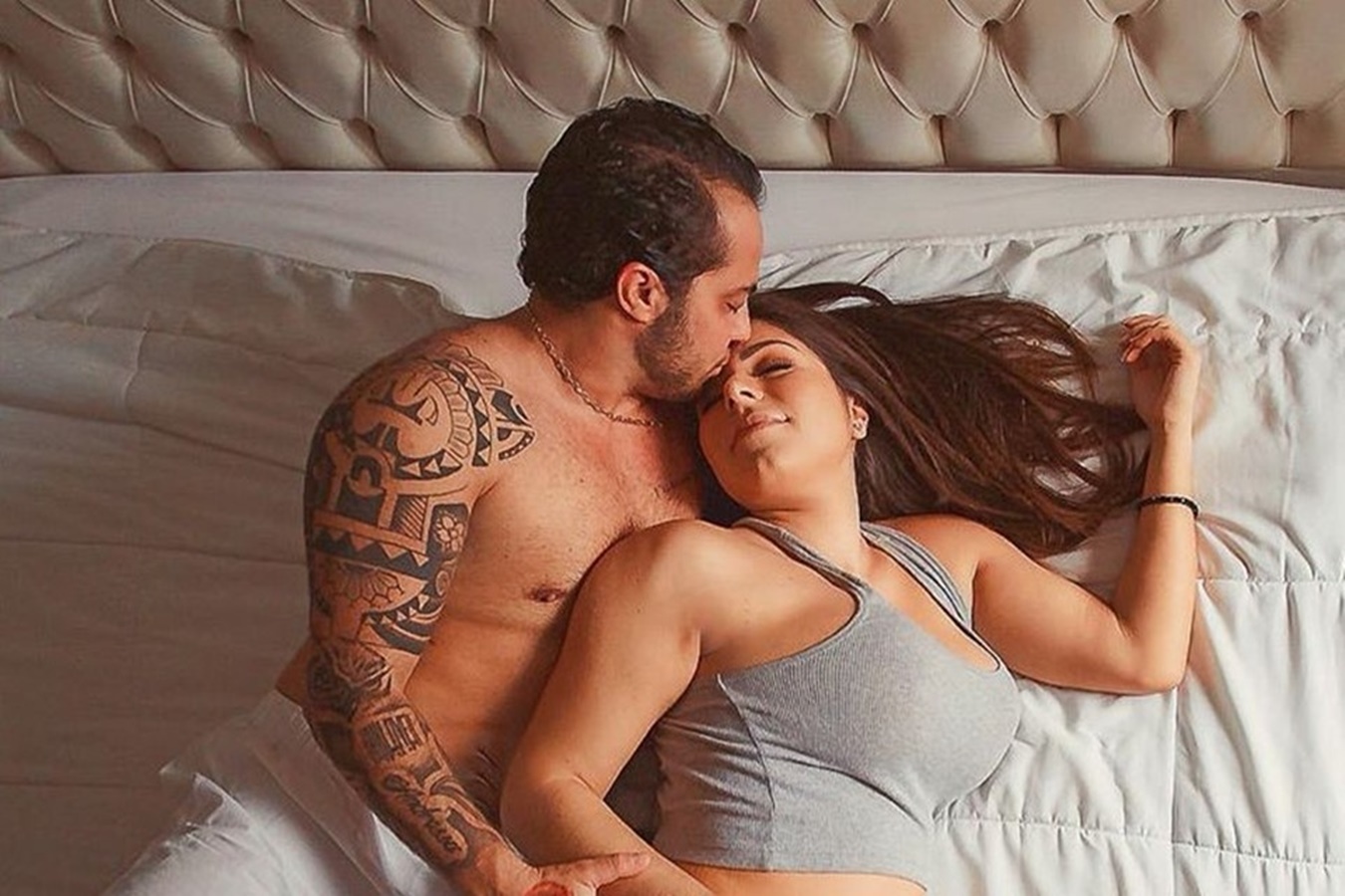 Na reta final da gravidez, Thammy e Andressa posam para ensaio