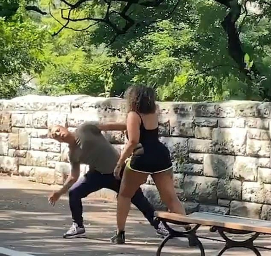 Mulher aplica golpe de MMA no namorado para desbloquear celular
