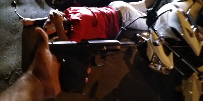 Homem é baleado e outro preso após confronto com a polícia no Morro do Marrosa