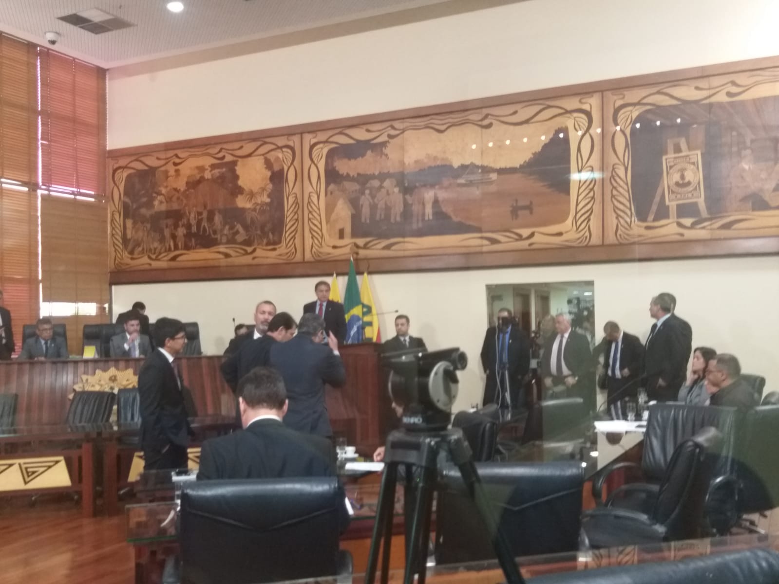Deputado chama o outro para a ‘porrada’ durante discussão sobre a LDO na Aleac; veja vídeo
