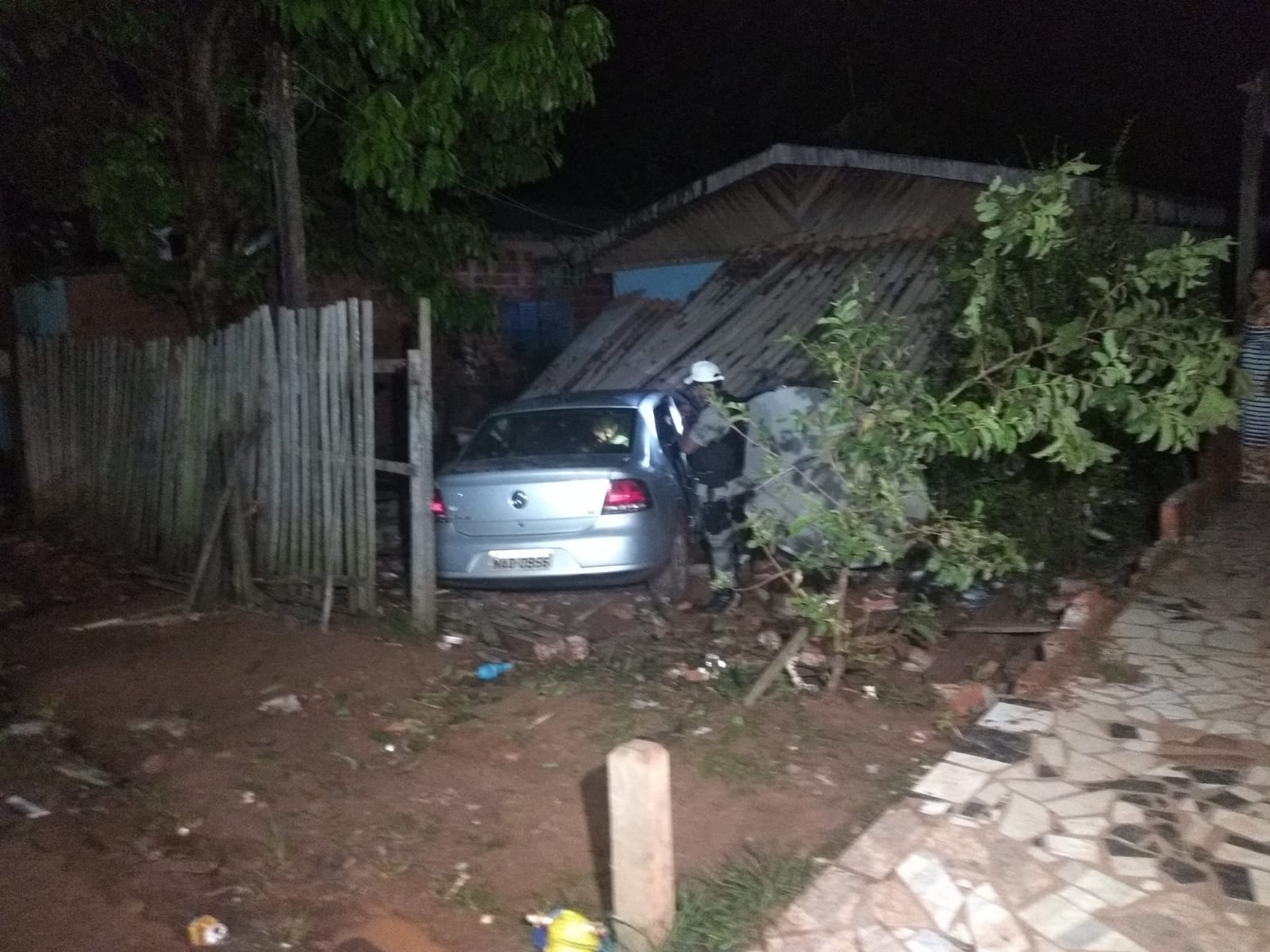 Carro bate contra cerca e área da casa cai em cima do proprietário que fica em estado grave