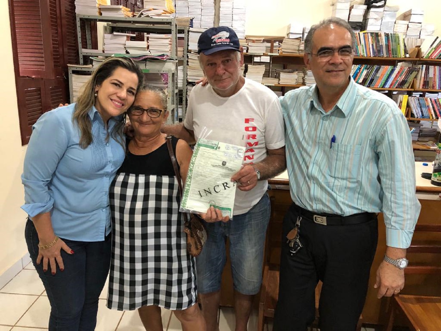 Mara Rocha participa da entrega de títulos rurais com superintendente do Incra