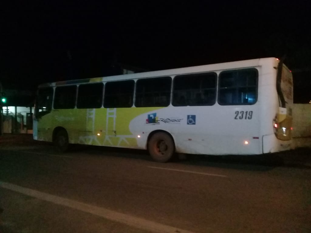 Bandidos armados de escopeta assaltam ônibus e levam câmeras