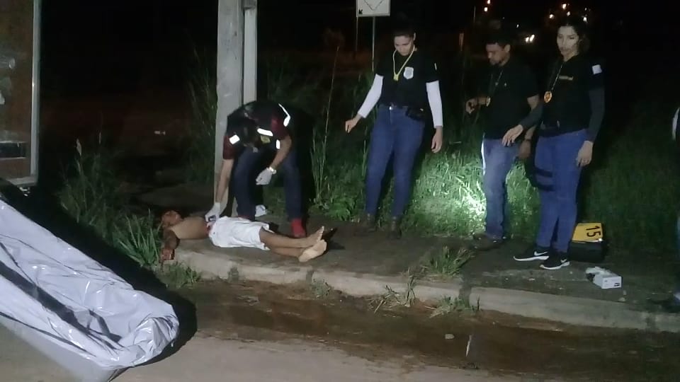 Jovem é morto com tiro na cabeça na frente a igreja evangélica em Rio Branco
