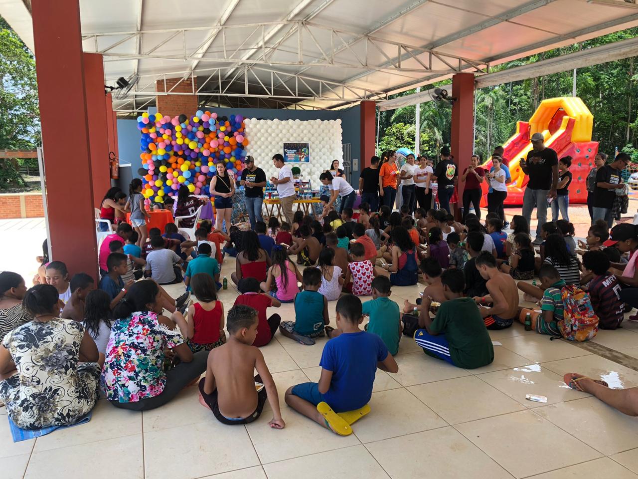 Mais de cem crianças do bairro Caladinho são presenteadas com brinquedos em dia de lazer