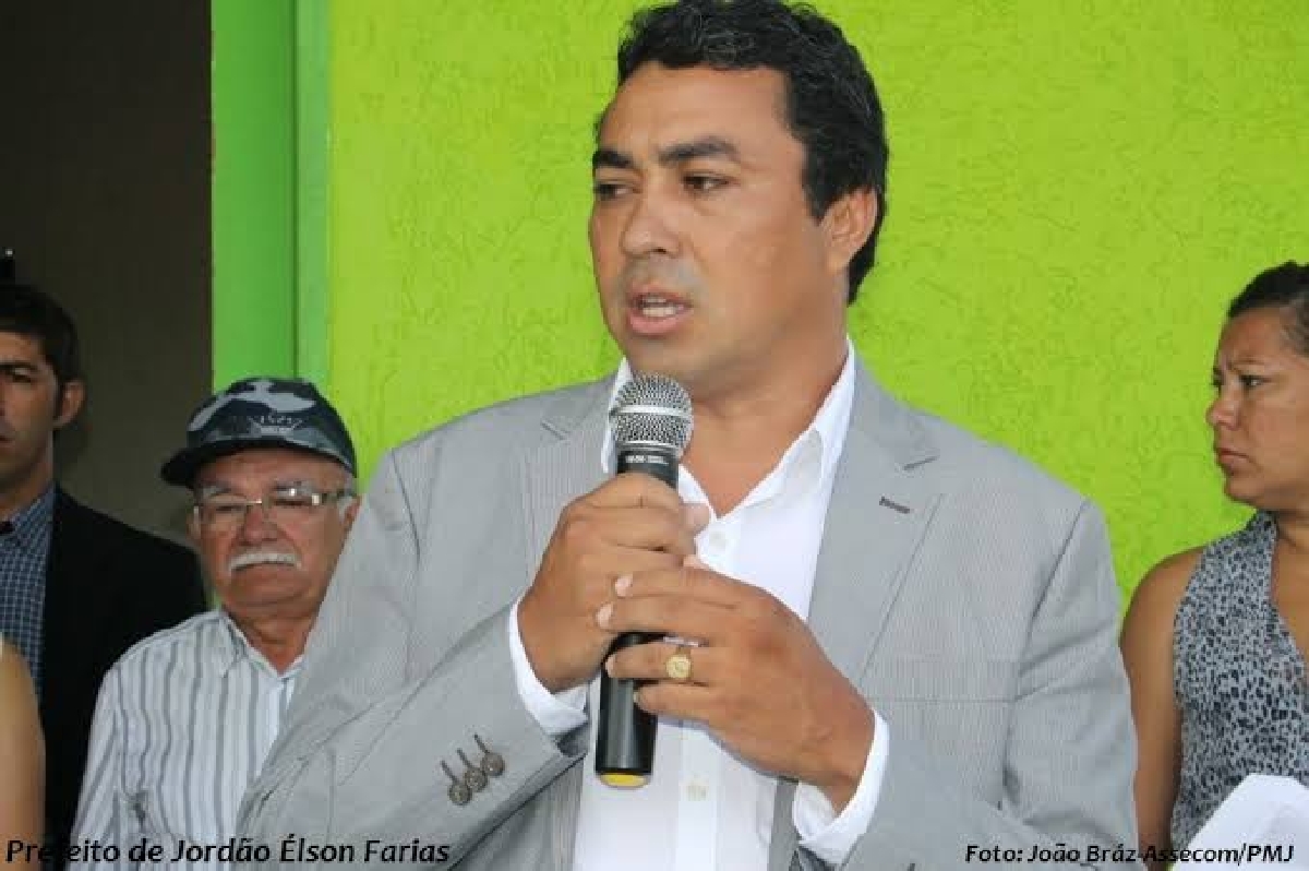Prefeito é condenado a pagar R$ 37 mil por aquisição irregular de combustível