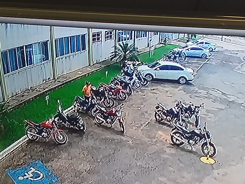 Vídeo: Dj é preso em flagrante tentando roubar moto em estacionamento de faculdade na Capital