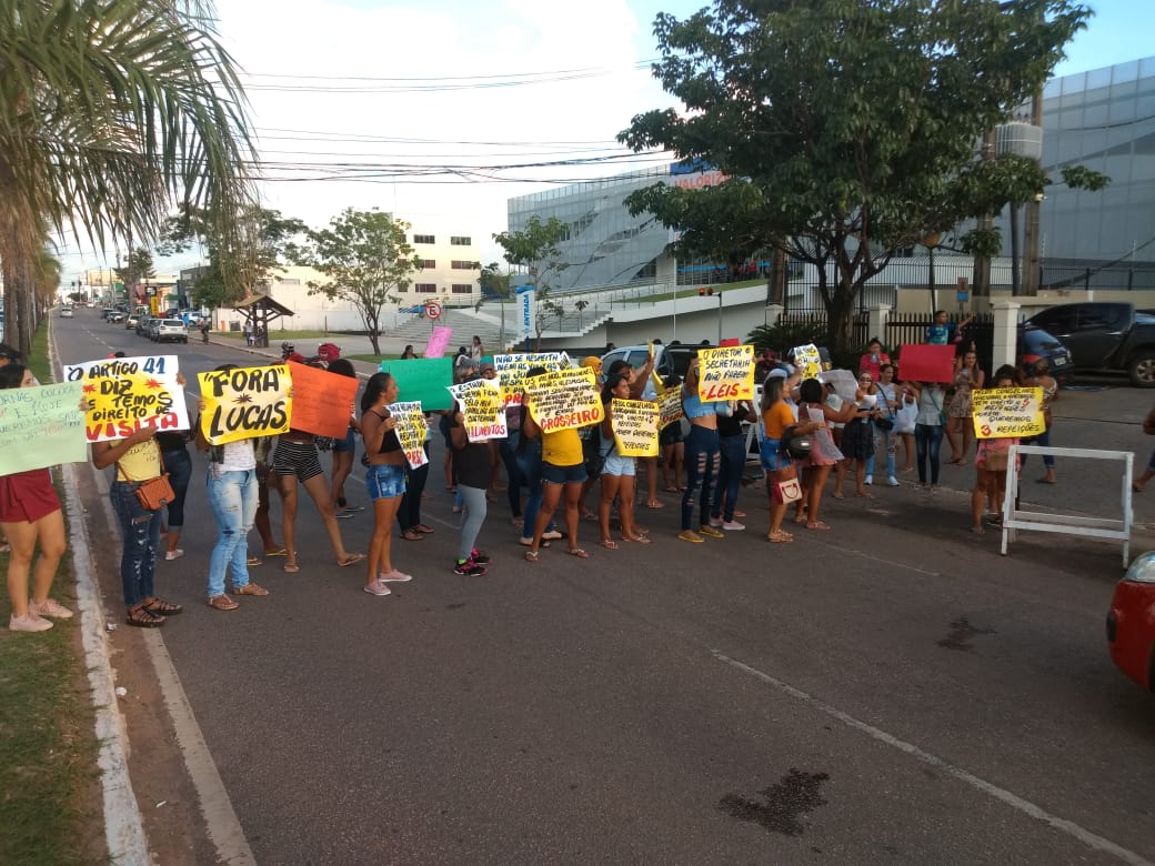 Reivindicando direito de visita, mulheres de presidiários fecham Avenida Ceará