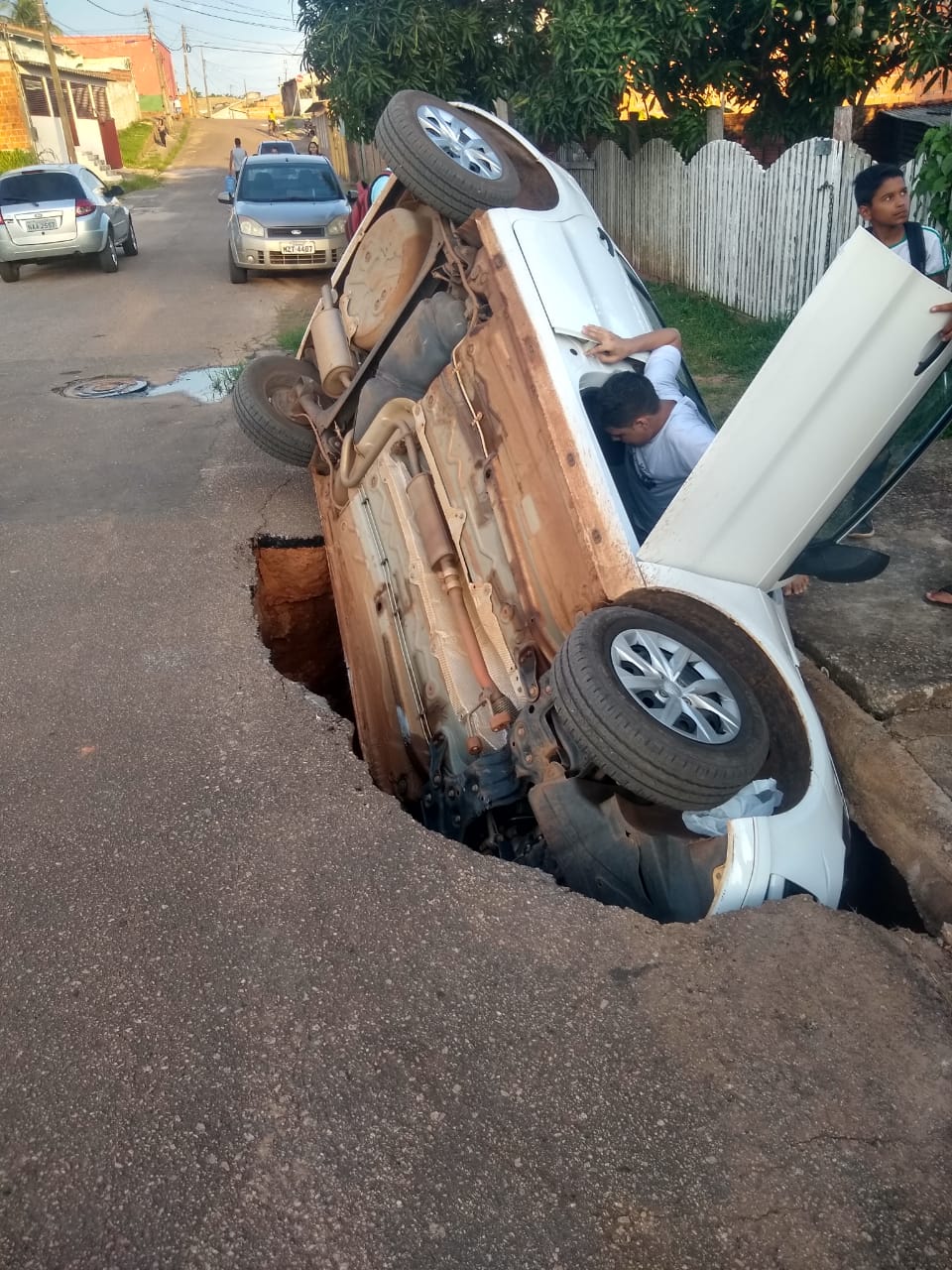 Asfalto cede e carro de motorista de aplicativo quase é engolido por cratera no Calafate
