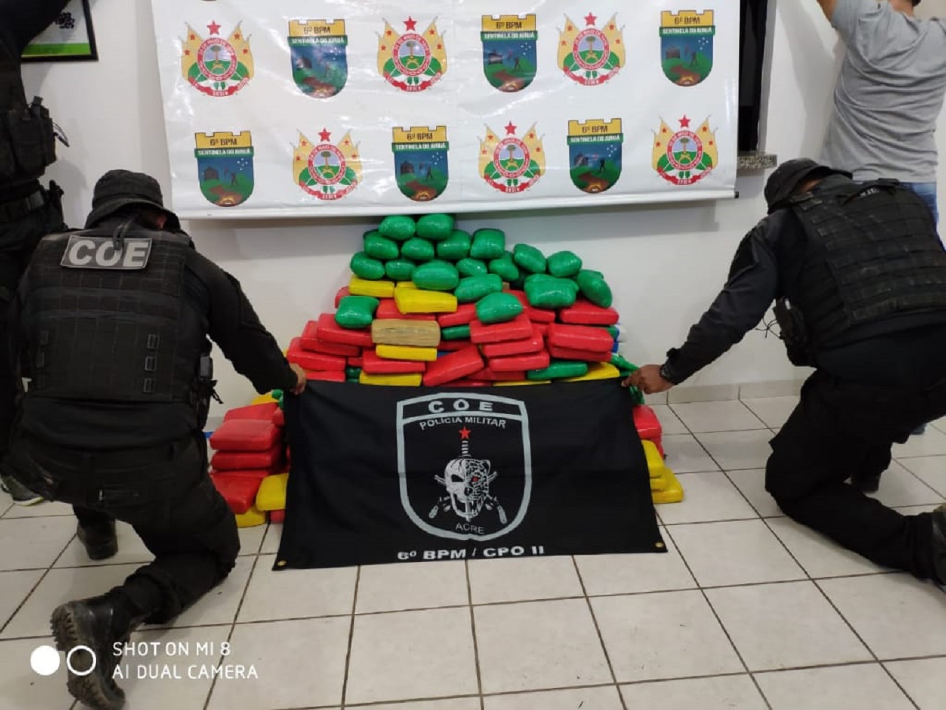 No interior, COE troca tiros com ‘escolta do crime’ e apreende 300 kg de drogas