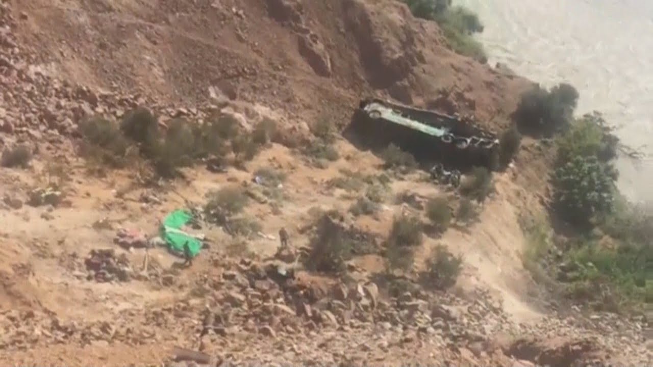 Ônibus cai em ribanceira no Peru; 17 passageiros morrem e 30 ficam feridas