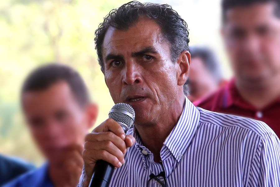 Candidato à reeleição, prefeito tem casa invadida no AC e 5 pessoas são feitas reféns