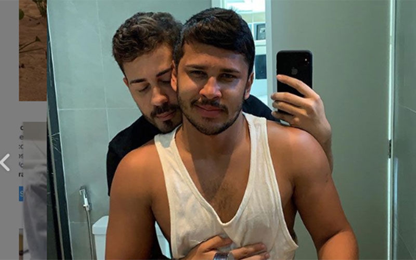 Carlinhos Maia beija marido em público pela primeira vez