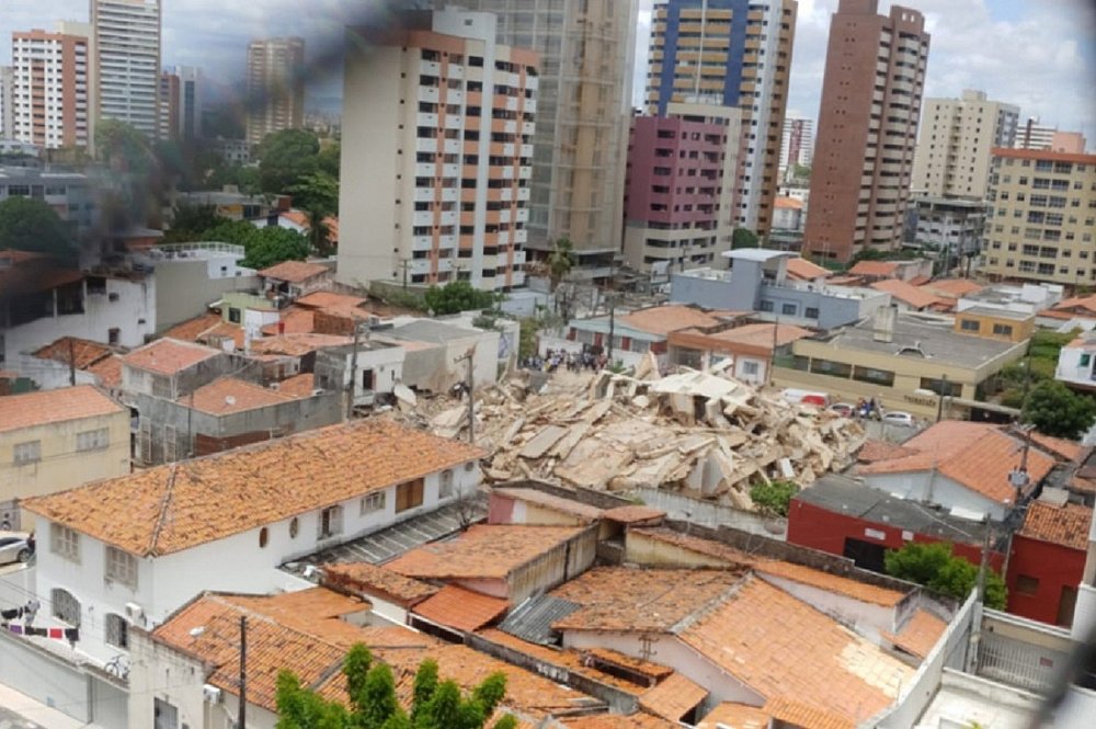 Prédio residencial de 7 andares desaba em Fortaleza nesta terça