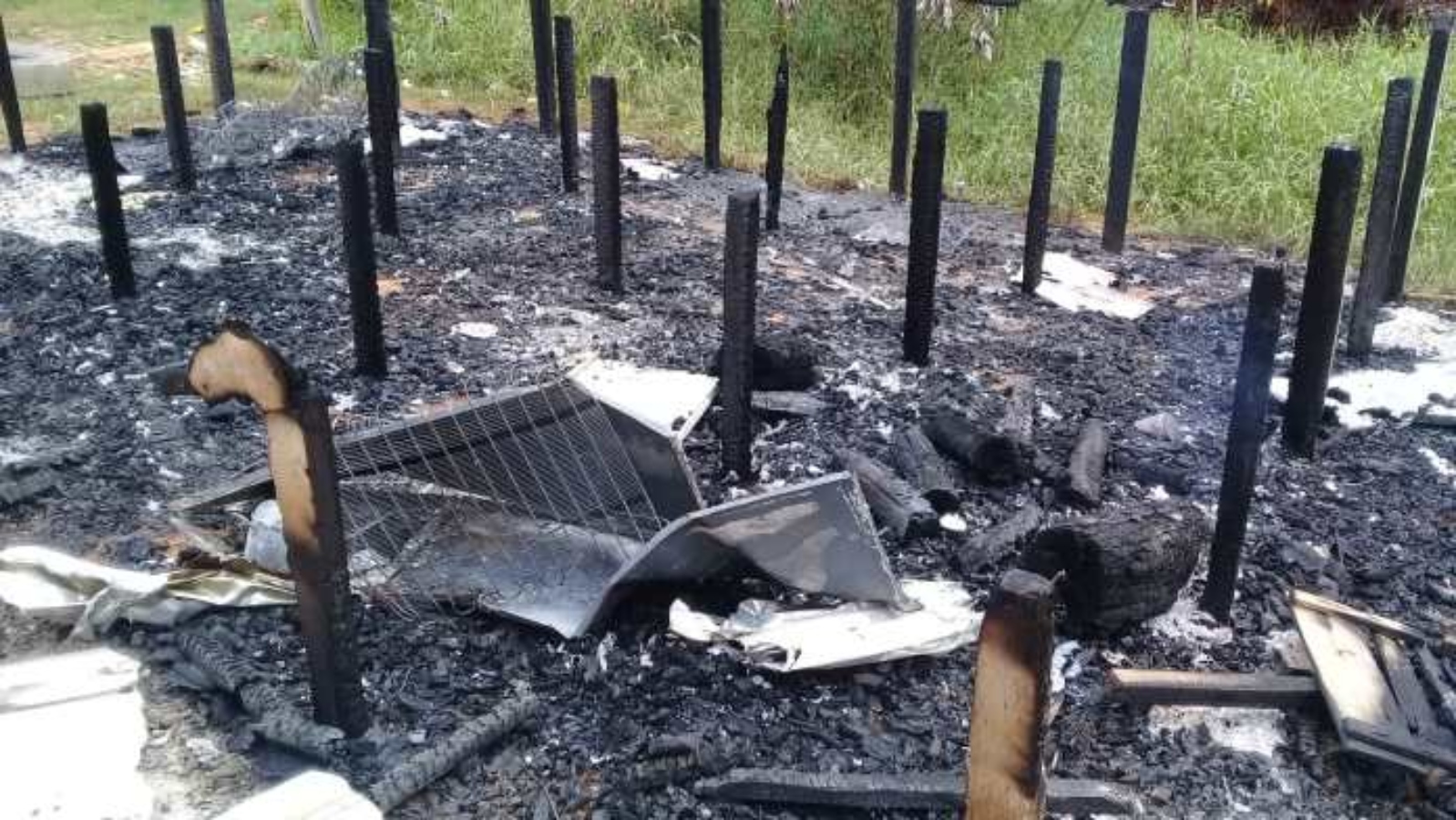 Ilderlei Cordeiro vai reconstruir casa de família que perdeu tudo em incêndio