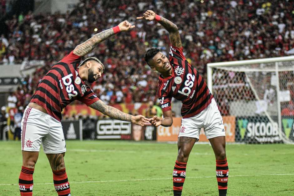 Flamengo bate o Flu em clássico e segue isolado na liderança