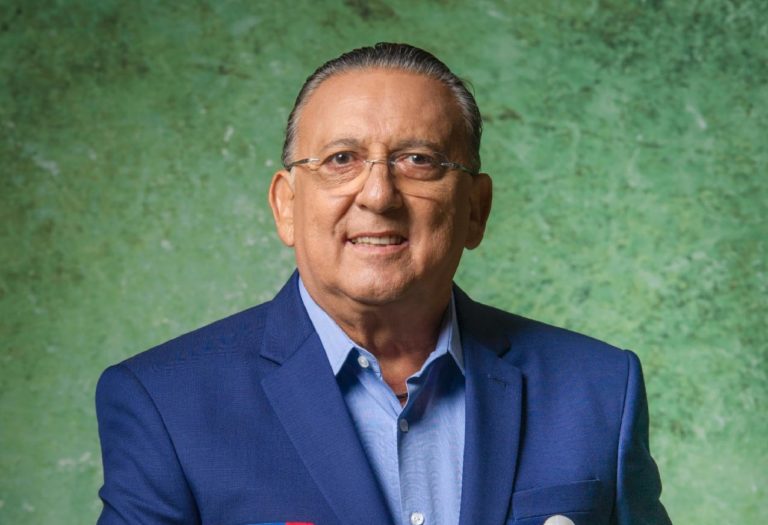 Em primeira narração após 14 meses, Galvão exalta vacina e se emociona