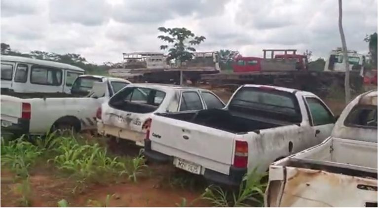 Internauta mostra centenas de carros públicos abandonados pelos governos petistas