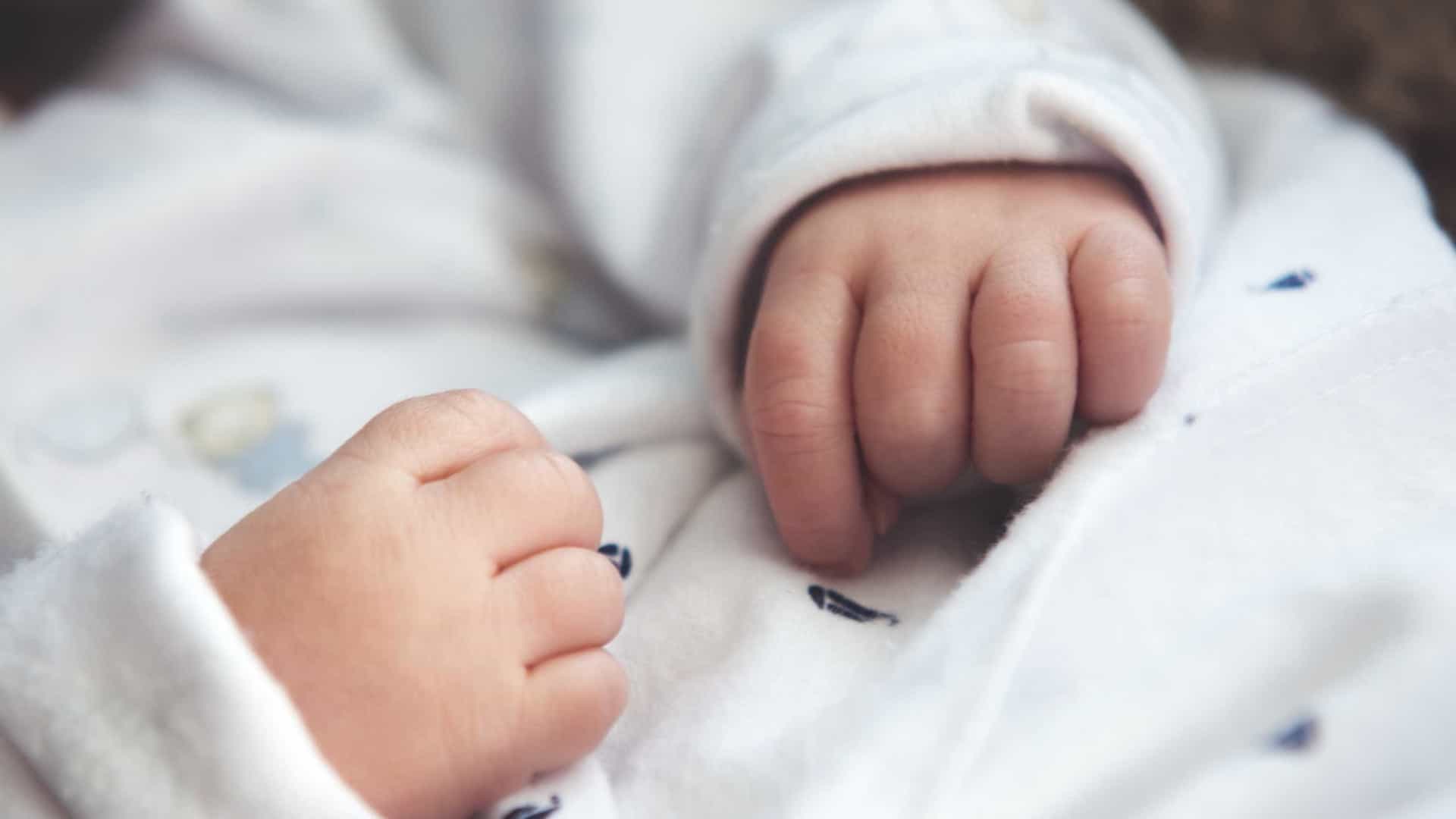Mulher é mãe aos 75 anos após fazer tratamento de fertilização in-vitro