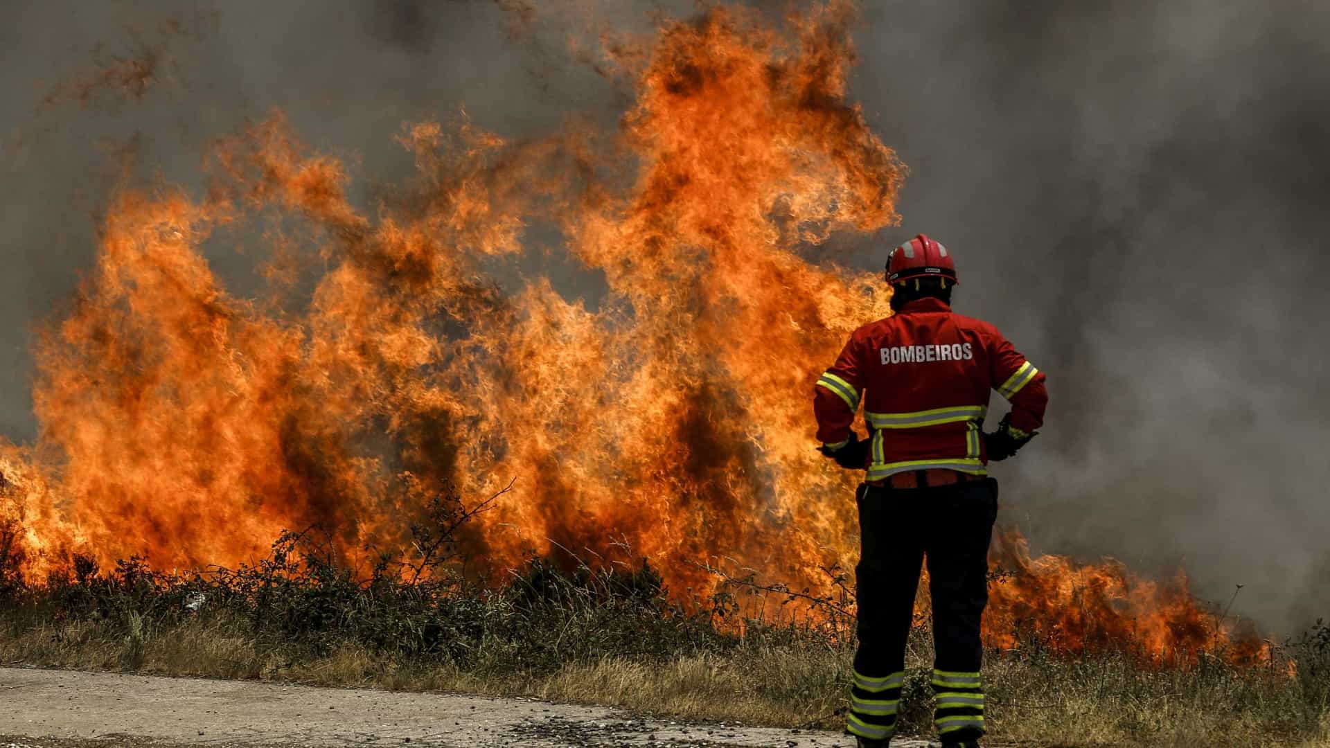 Homem fica com o corpo em chamas durante incêndio e não resiste