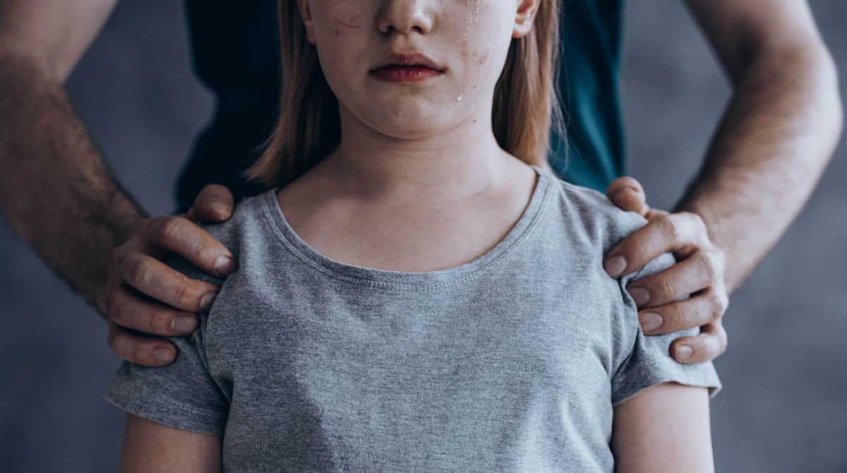 Pai teve seis bebês com a própria filha e abusou de uma das crianças