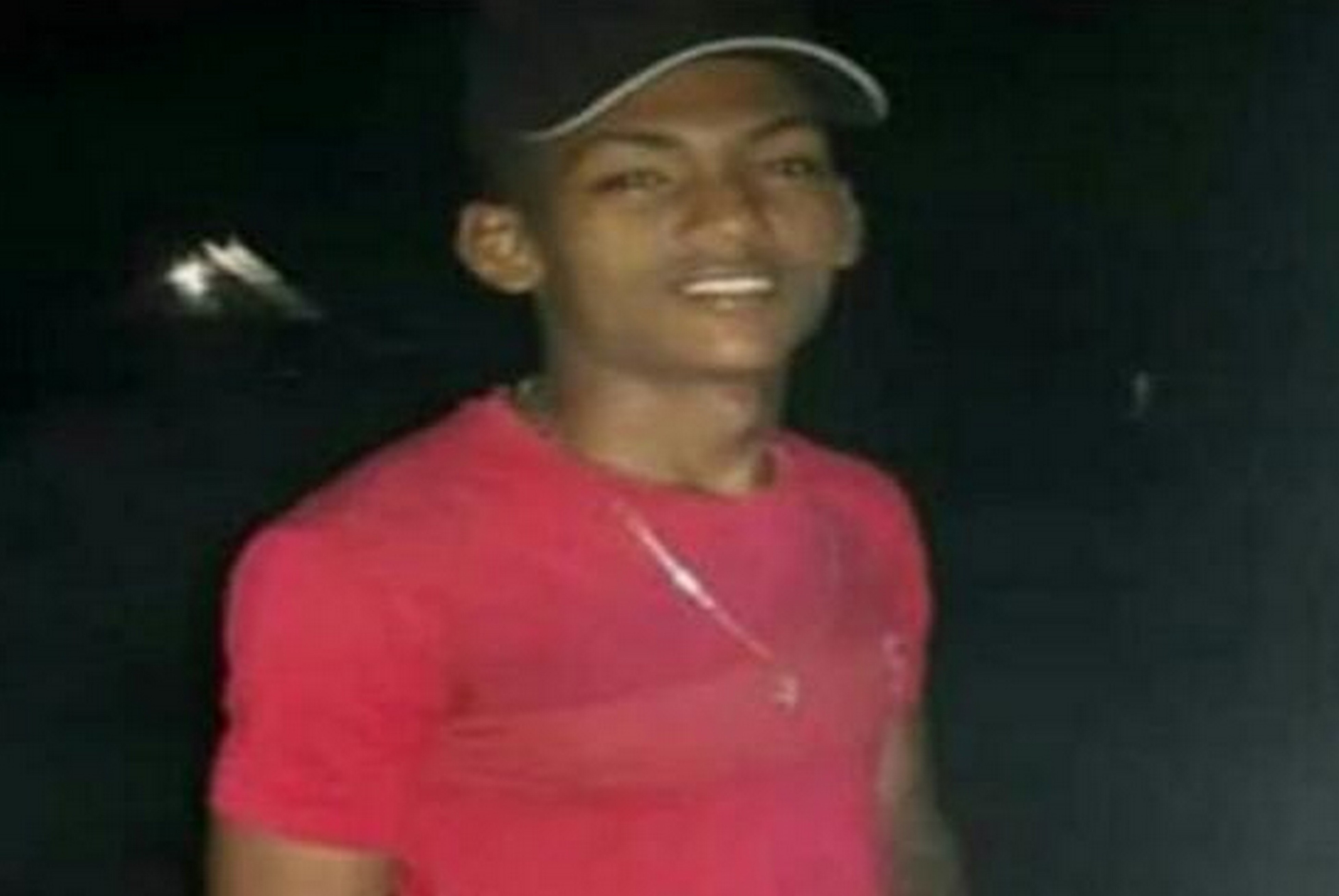 Jovem de 21 anos é morto com três tiros na noite deste sábado em sua residência