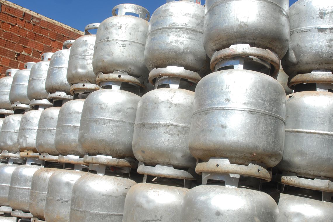 Petrobrás anuncia reajuste de 5% nas botijas de gás de cozinha a partir desta terça