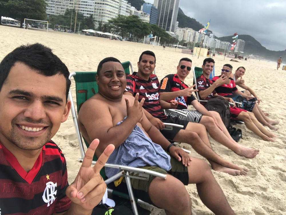 Torcedor do Flamengo que saiu de Mogi para ver semifinal morre após passar mal na praia