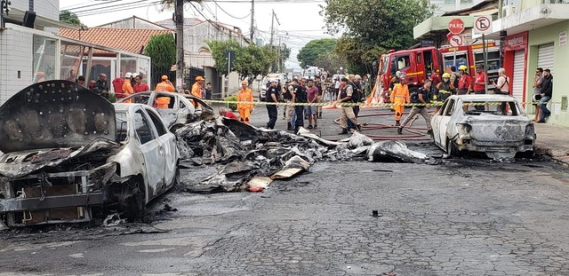 Avião de pequeno porte cai em bairro residencial de BH e mata três pessoas; veja fotos