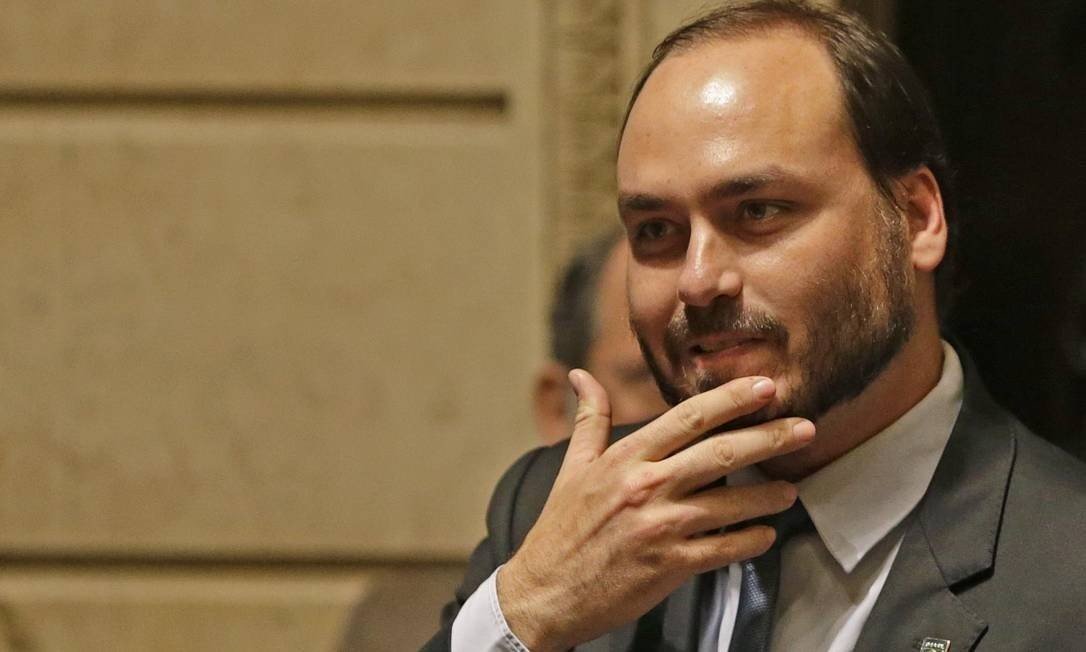 Carlos exibe suposto áudio de condomínio e contesta porteiro