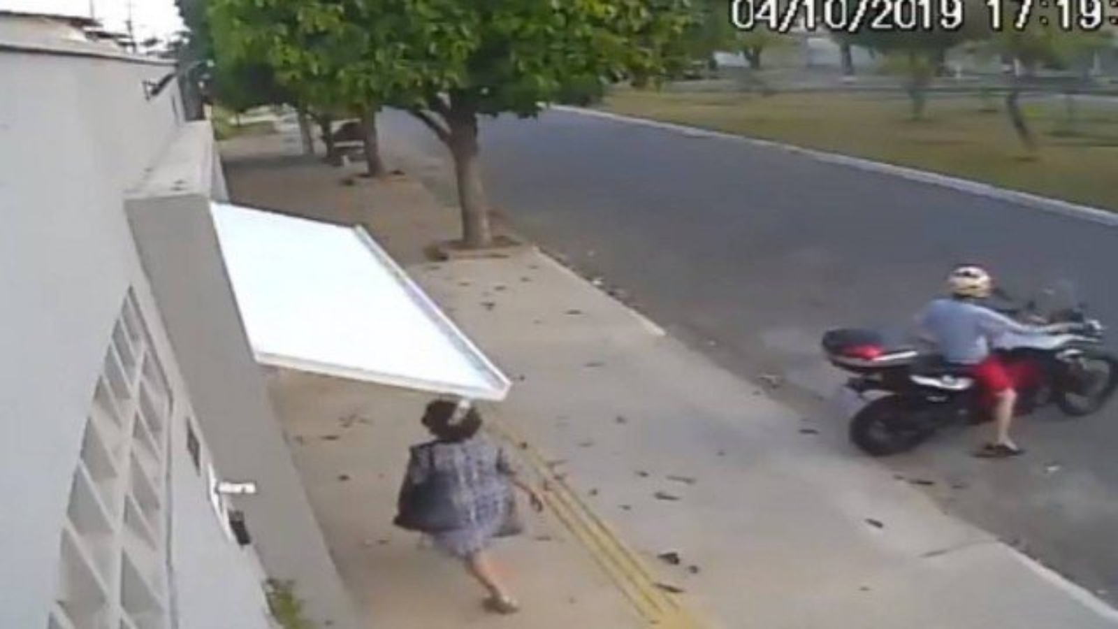 Mulher ‘engolida’ por portão ficou presa por uma hora em garagem: “Resta rir”