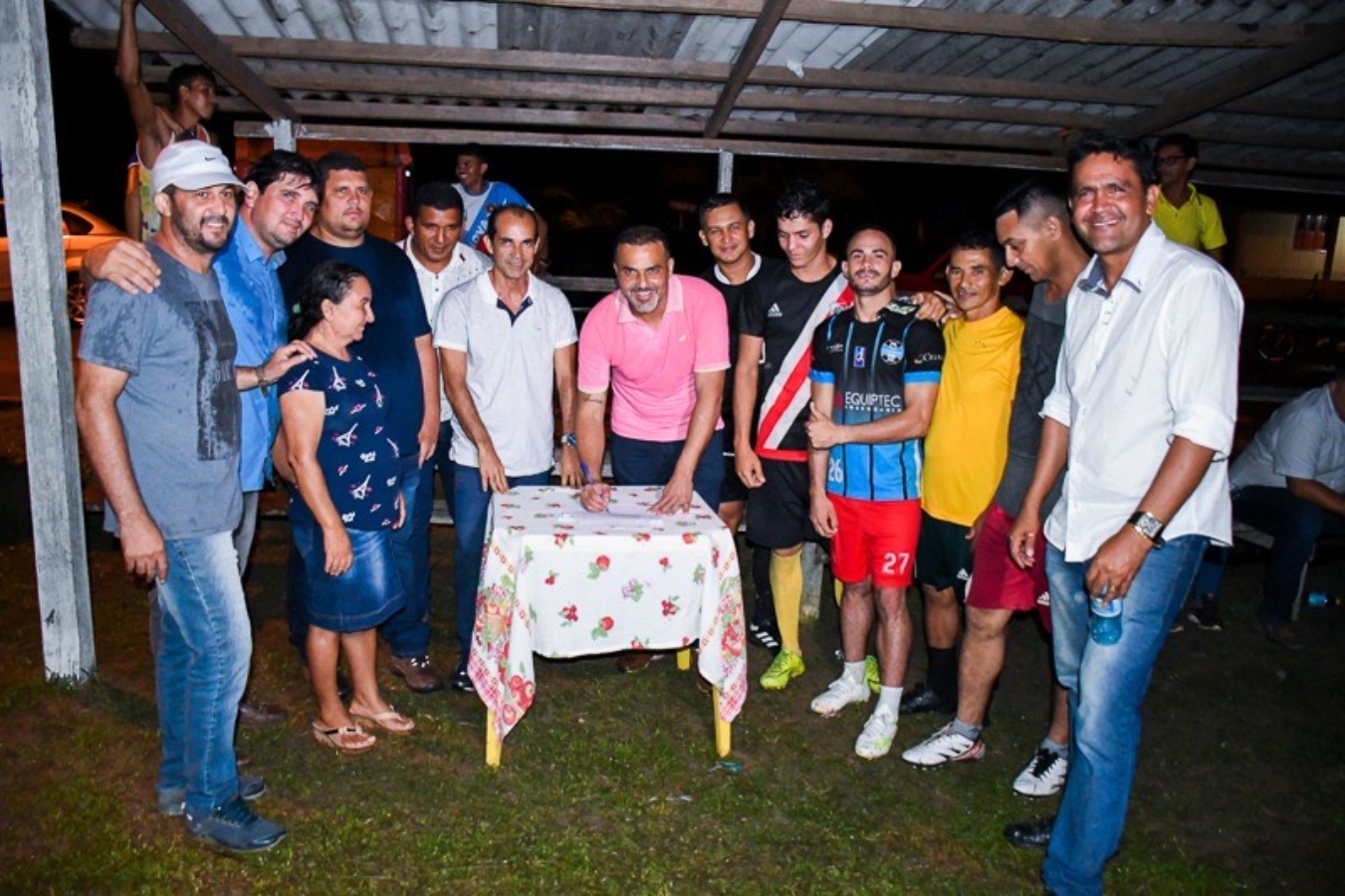 Ilderlei assina ordem de serviço para implantação da iluminação dos campos de futebol na zona rural
