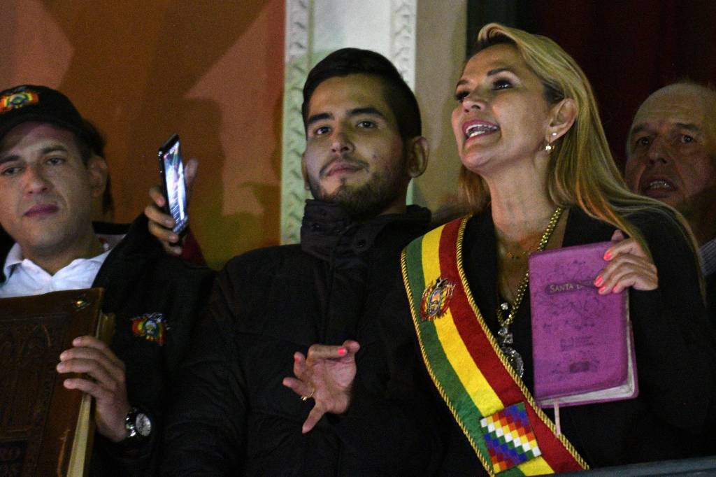 Com faixa presidencial, senadora que faz oposição a Evo se declara presidente da Bolívia