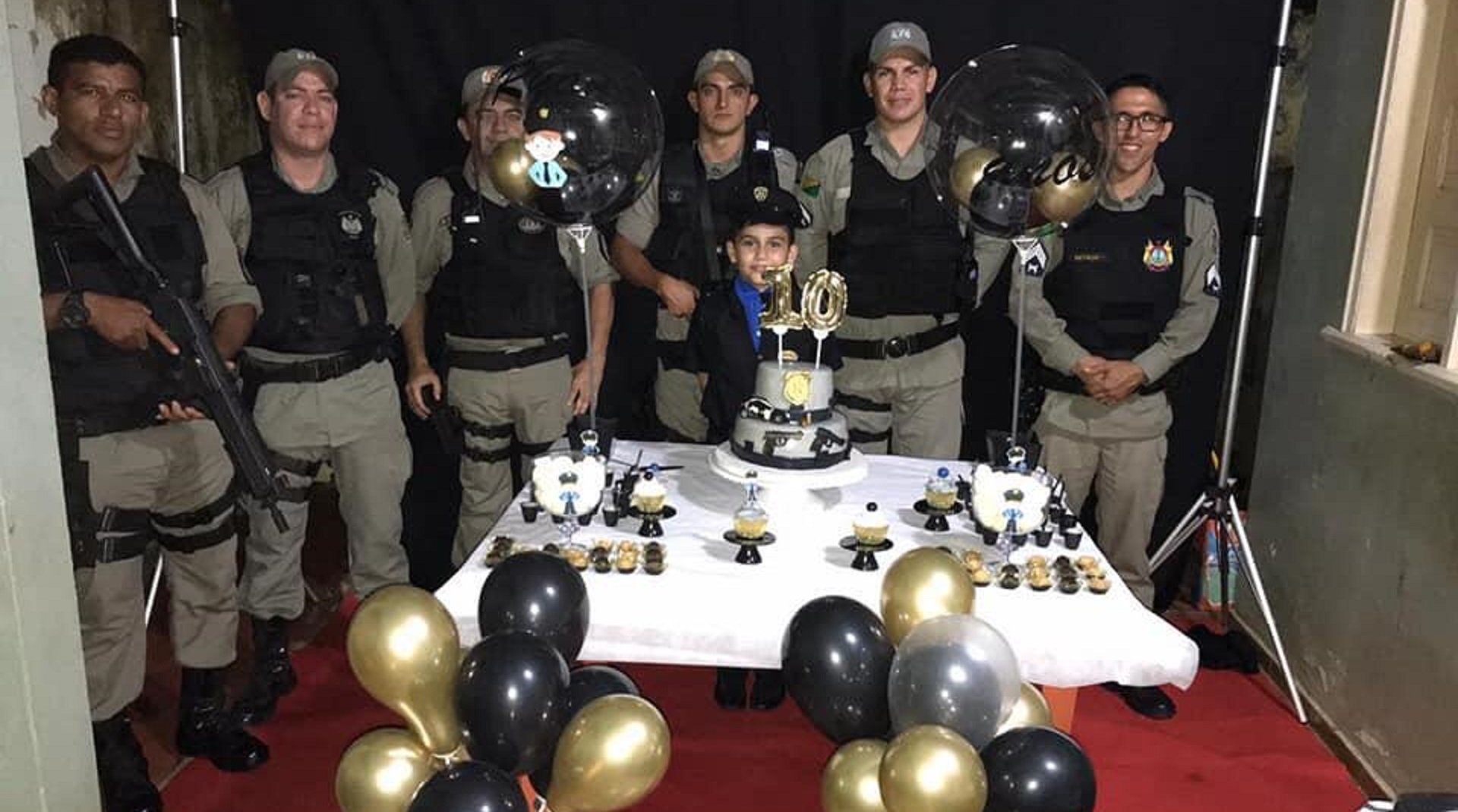 Policiais militares participam de aniversário de fã da corporação