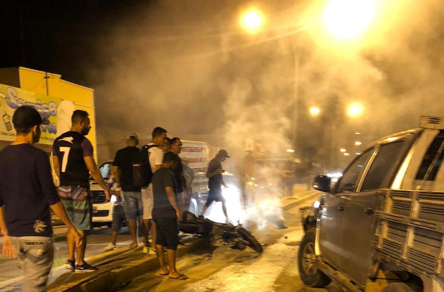 Em Sena Madureira, carro provoca acidente e moto pega fogo