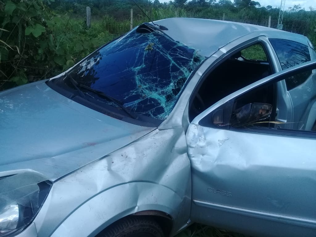 Mãe e filha ficam feridas após carro capotar na Via Verde