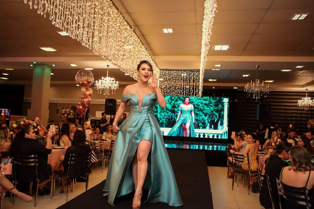 Em dia de muito glamour, a blogueira Maykeline Maia comete gafe hilária