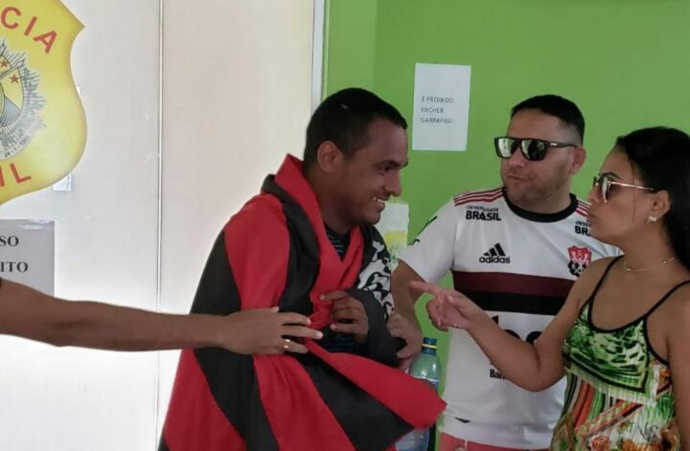 Flamenguistas pagam fiança de vascaíno que foi preso em blitz em Cruzeiro do Sul