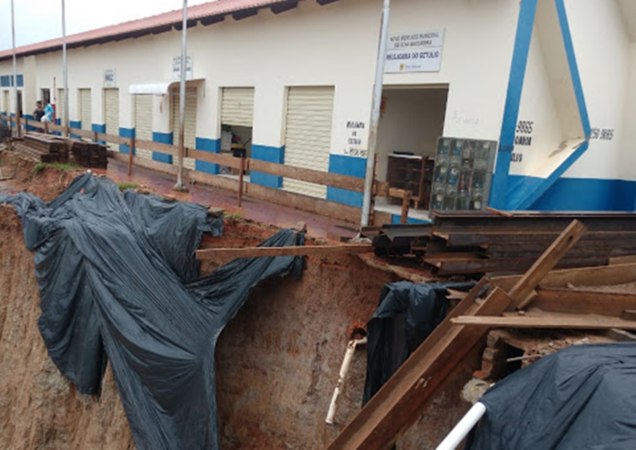 Desbarrancamento ameaça destruir parte do Mercado de Sena Madureira