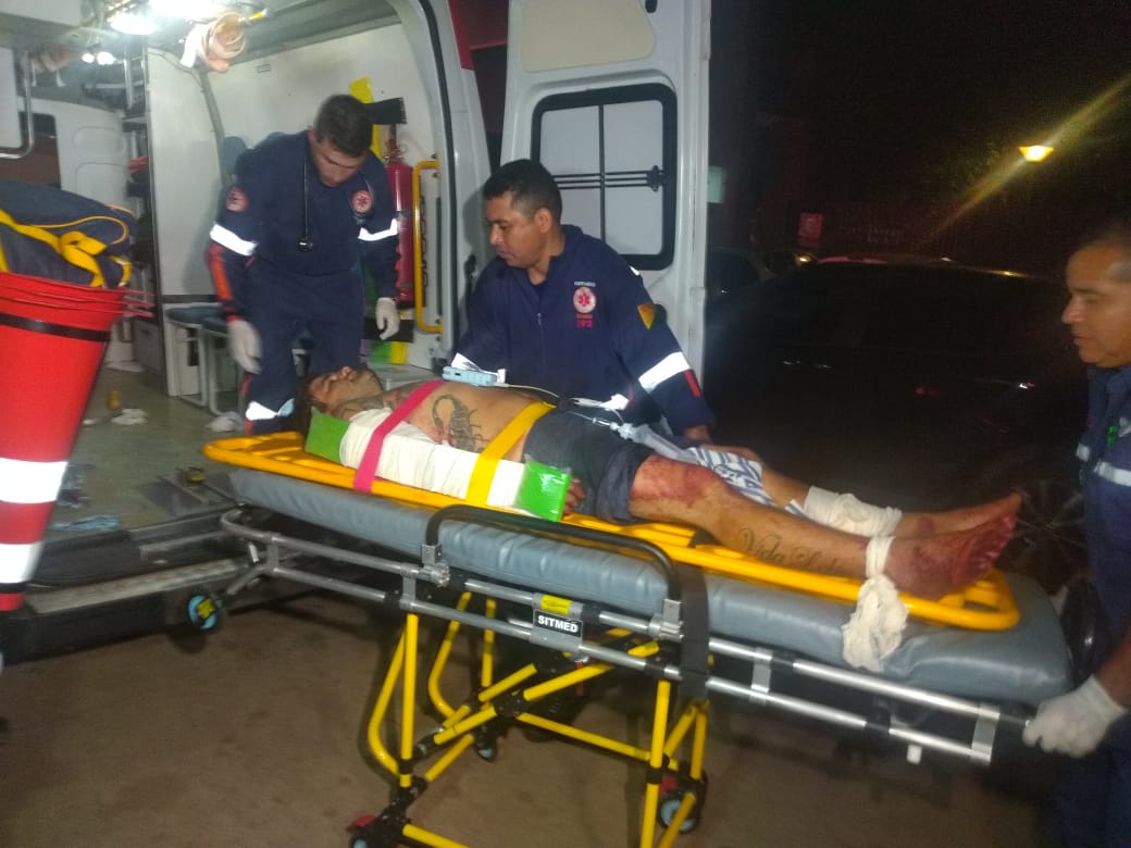 Homem sofre tentativa de homicídio enquanto bebia com amigos em bar