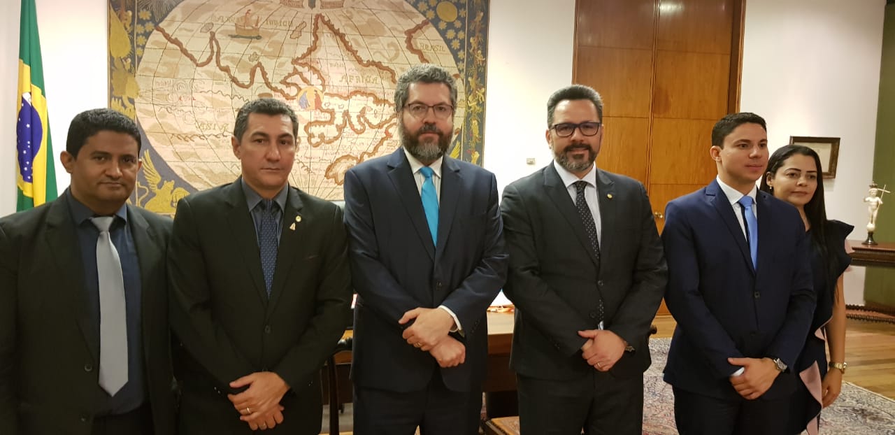 “Precisamos trazer, em segurança, nossos estudantes que estão na Bolívia”, diz Jesus Sérgio a Ministro