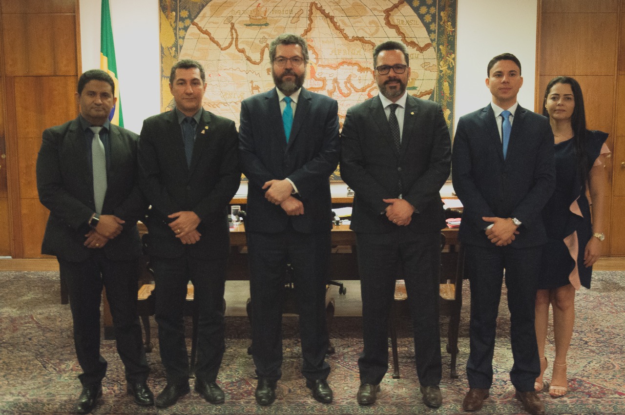 Bancada do Acre vai ao Itamaraty para pedir auxílio aos estudantes brasileiros na Bolívia