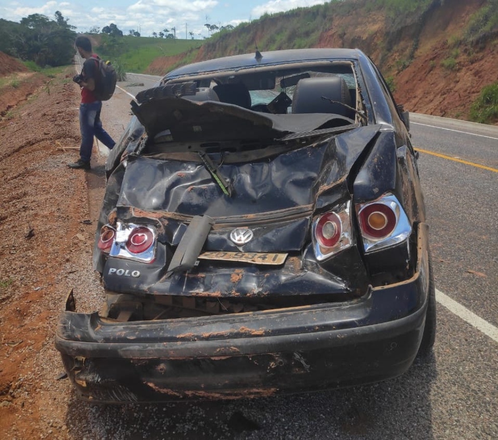 Carro capota, fica totalmente destruído na BR -317 e ocupantes escapam com ferimentos leves
