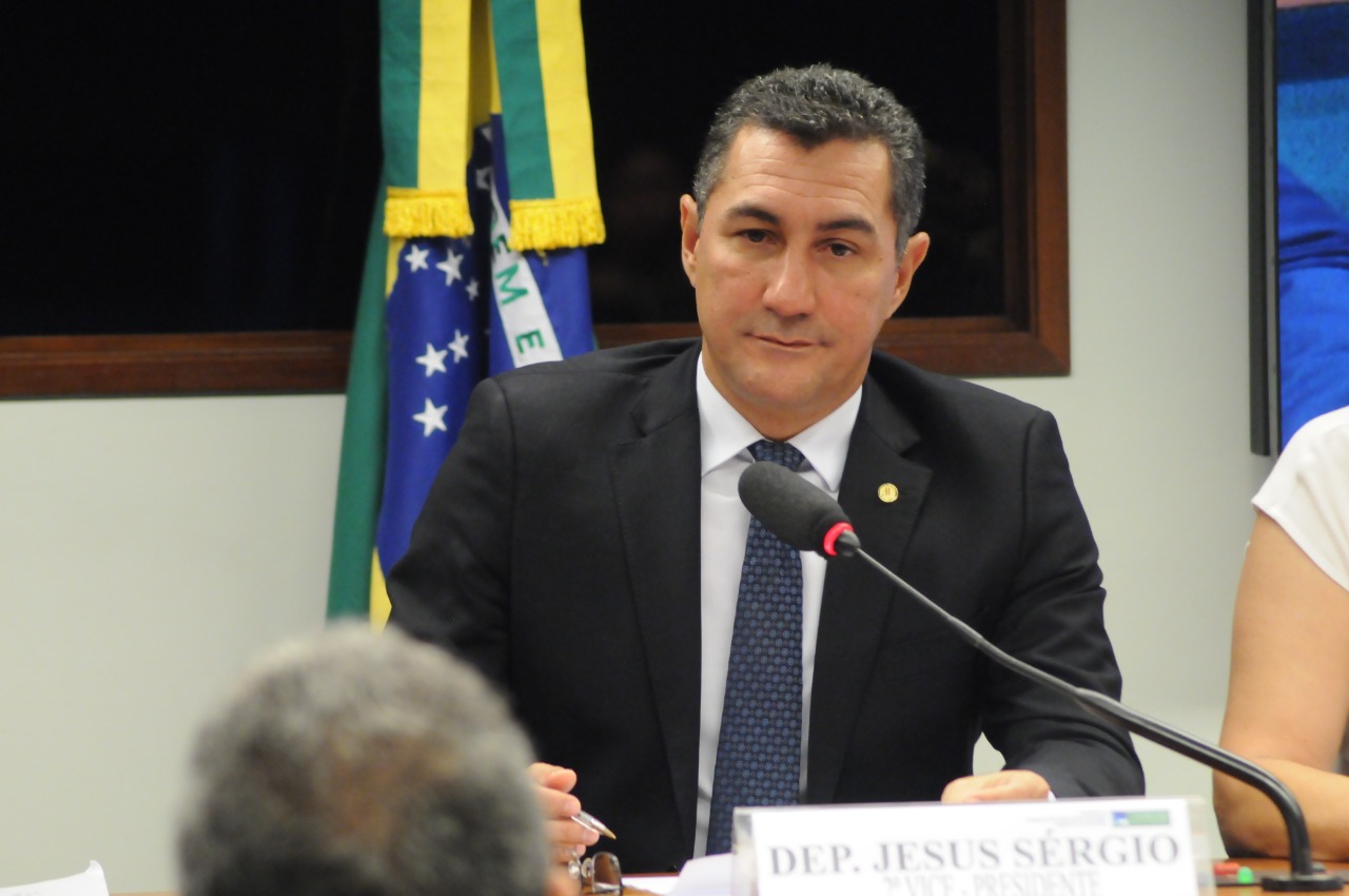 Jesus Sérgio solicita audiência para esclarecer possível sobre taxação de energia solar
