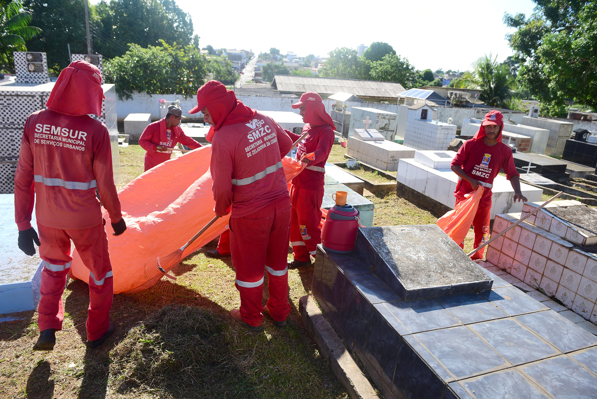 Prefeitura intensifica limpeza e preparativos nos cemitérios municipais para o Dia de Finados