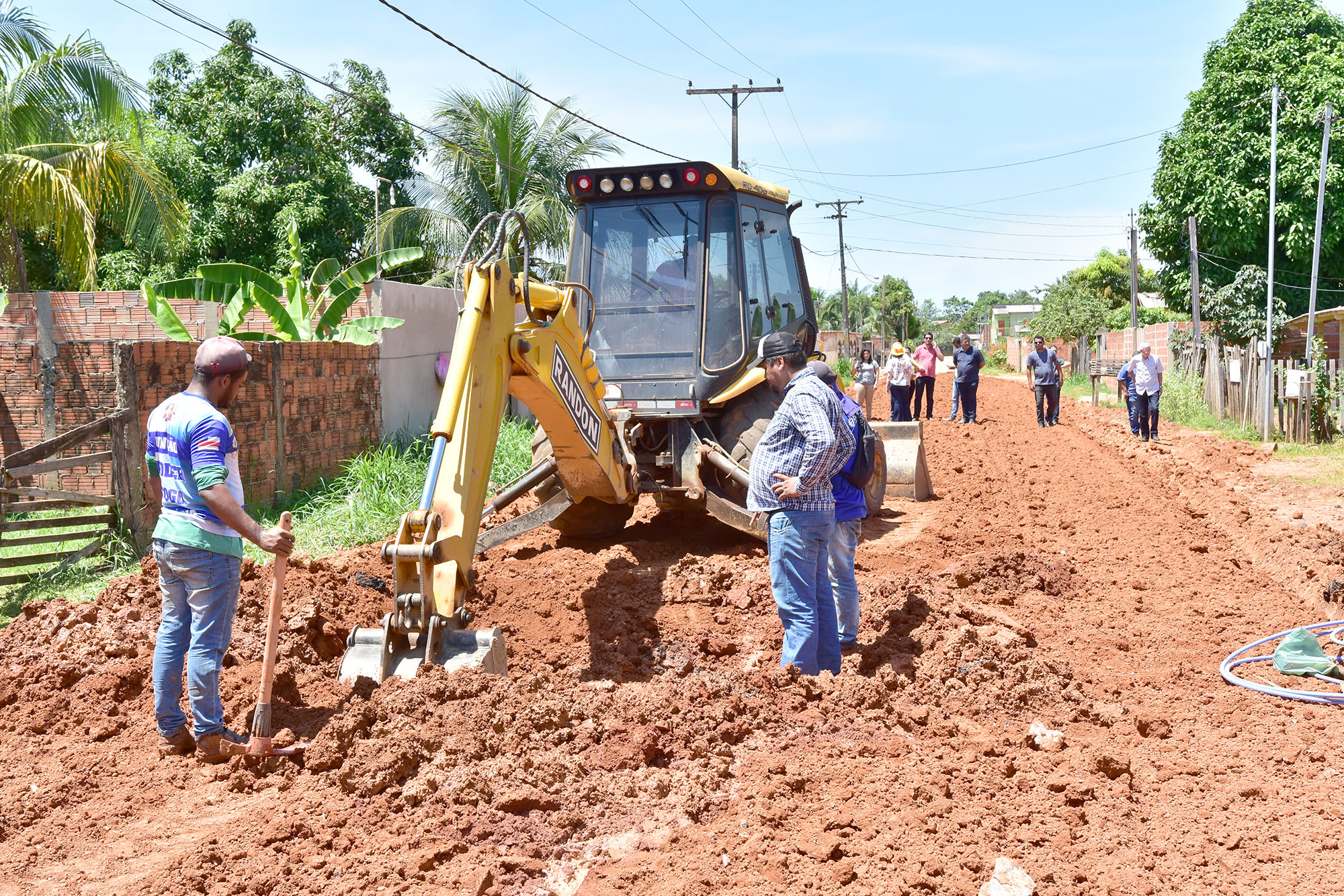 Socorro Neri vistoria obras nos bairros Taquari, Bom Jesus e Recanto dos Buritis