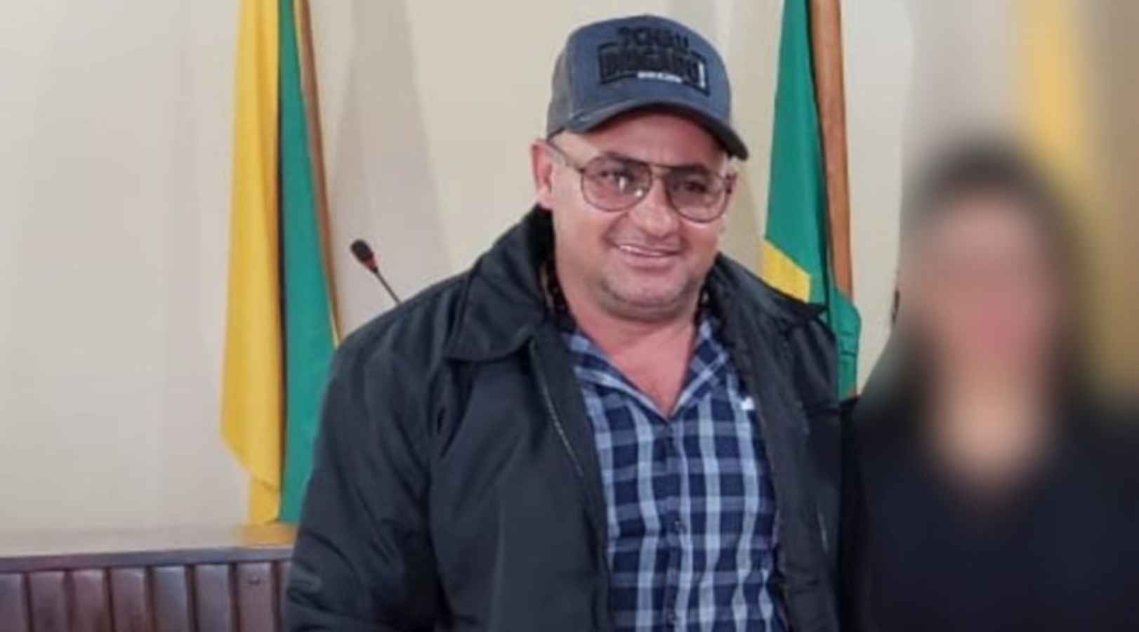 Prefeito de Capixaba diz estar tranquilo, e sobre assessoras, dispara: “Que paguem”