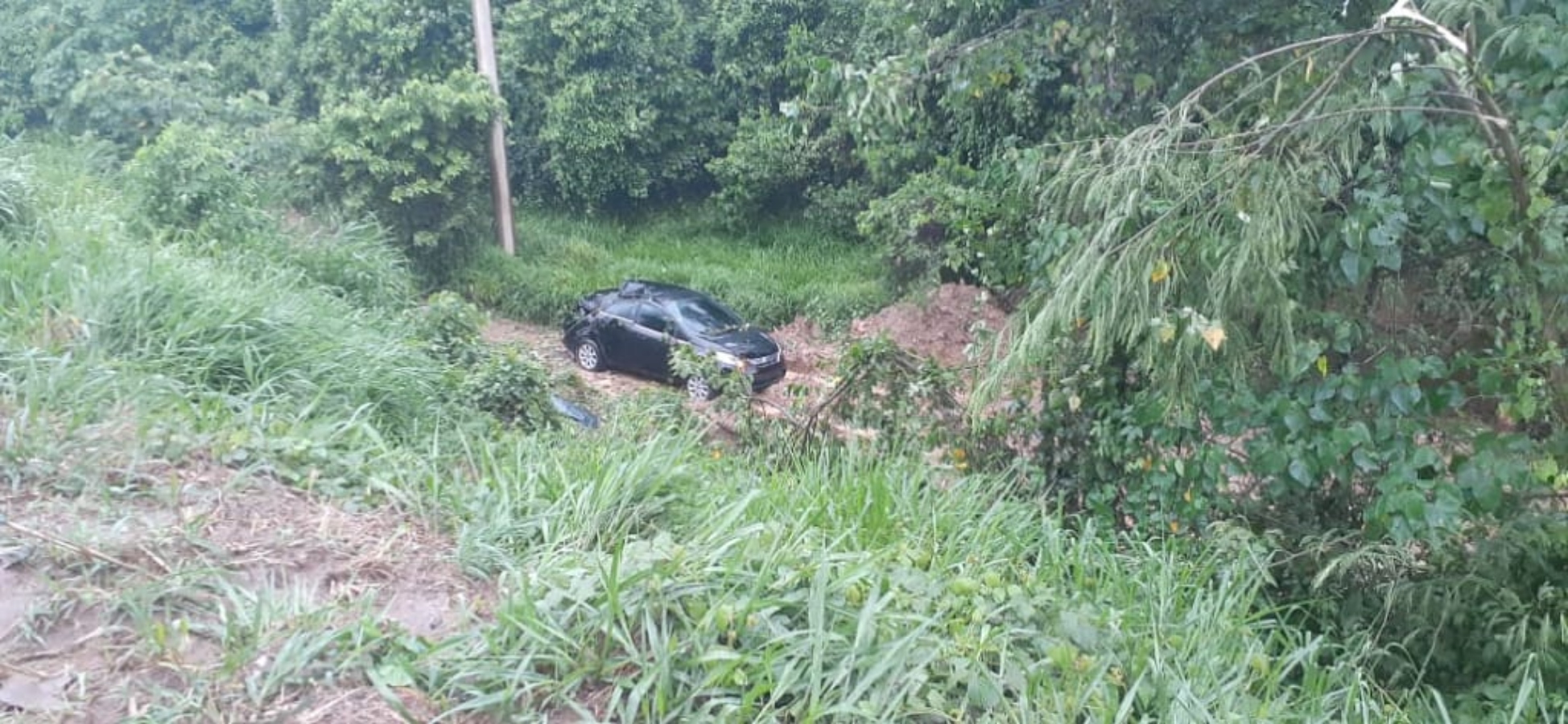 Motorista perde controle e carro cai em barranco às margens do Igarapé São Francisco