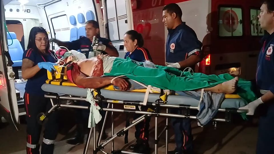 Motociclista bate em buraco, cai da moto e vai parar no PS em estado grave