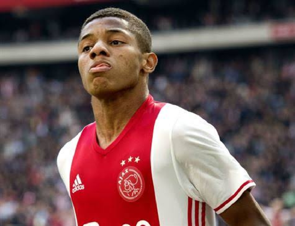 Com dois gols de brasileiro, Ajax vence a sexta seguida no Holandês e aumenta folga na liderança